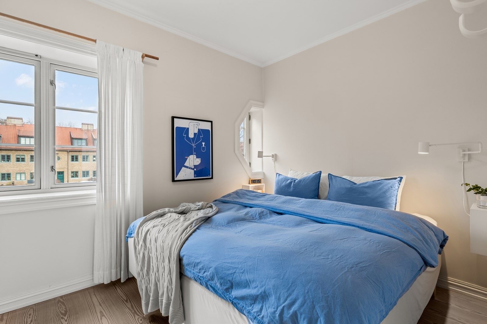 Den rolige fargepaletten og de harmoniske flatene skaper en behagelig ramme rundt rommet. Galleribilde