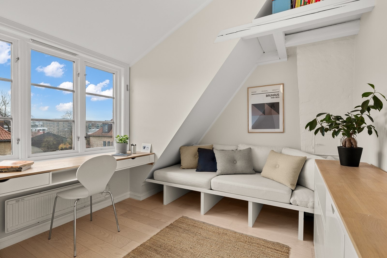 Her er det innredet med innebygget skrivebord langs vinduet - perfekt for hjemmekontor, studier eller kreative prosjekter. Galleribilde