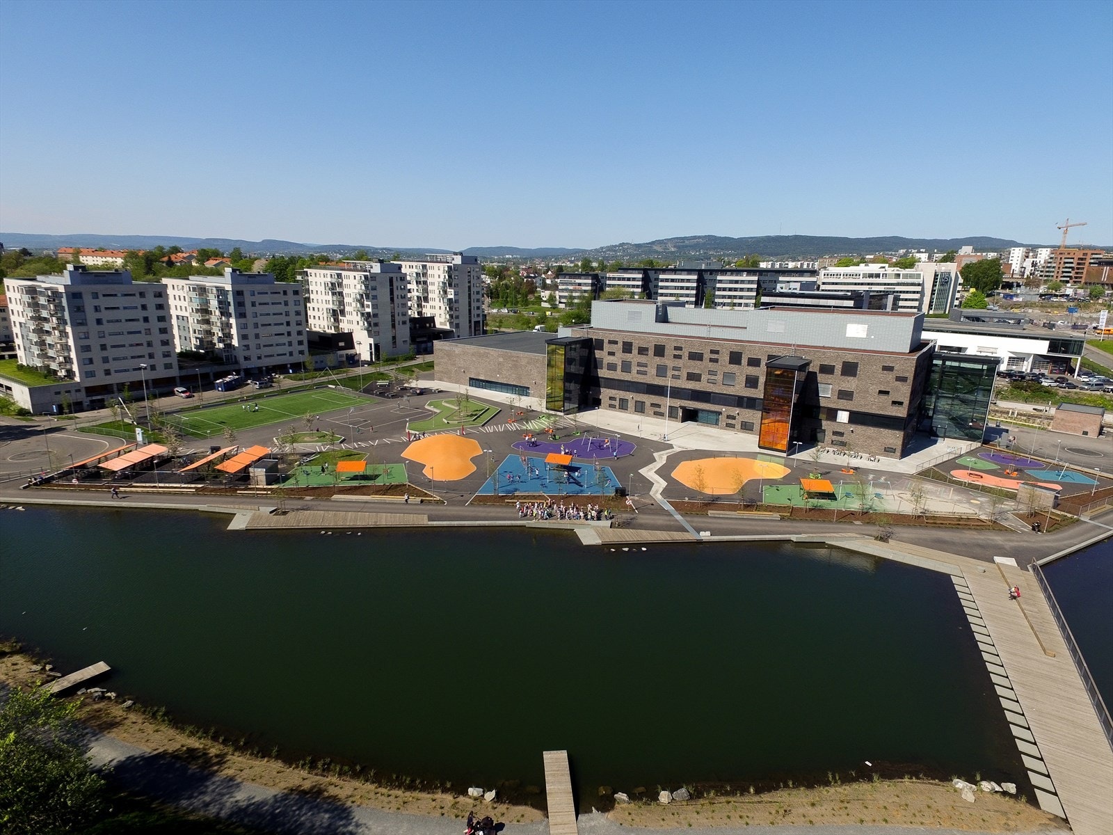 Teglverket skole er heller ikke mange år gammel - her er det store utearealer og Hovinbekken med dammen har blitt åpnet. Galleribilde