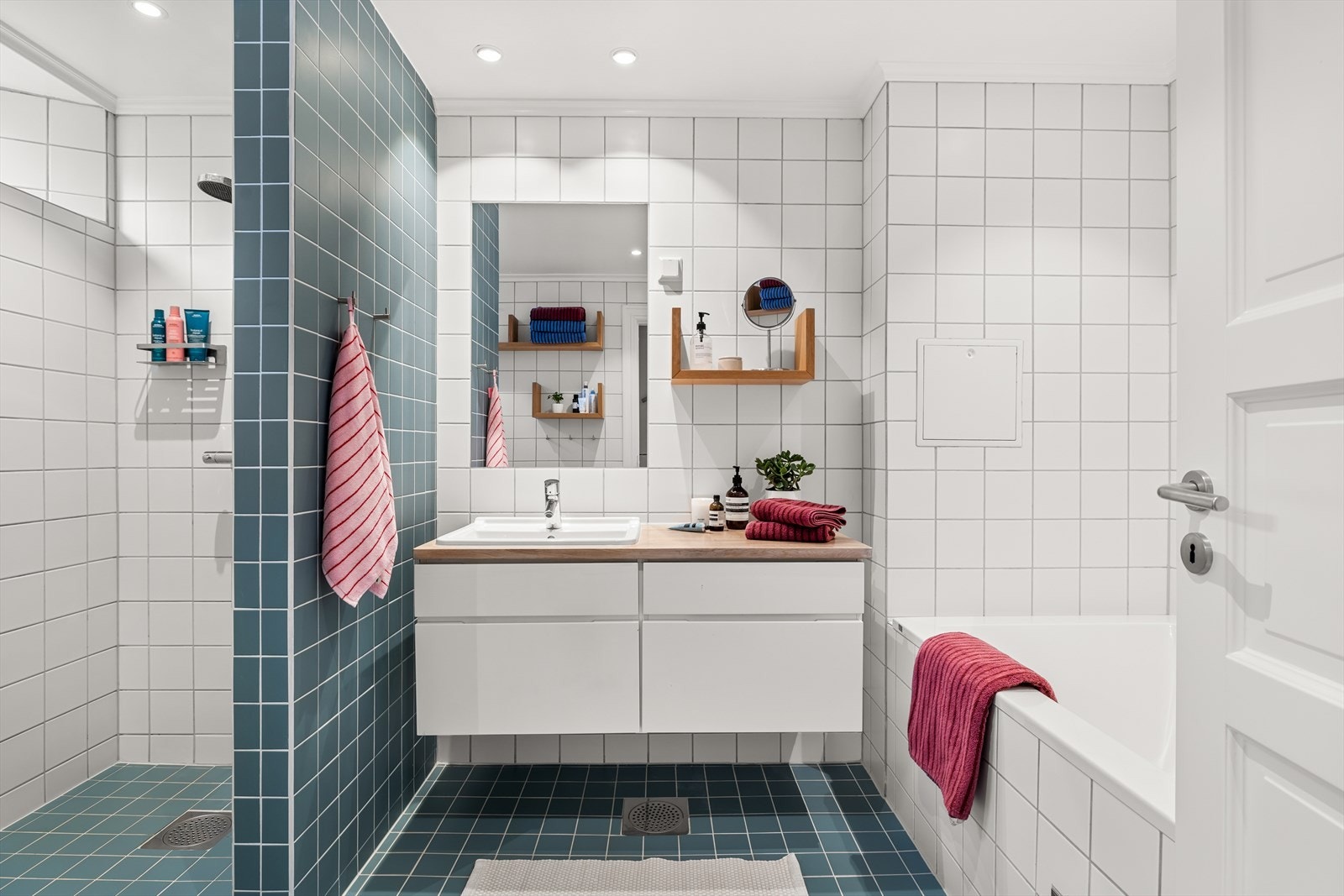 Badet i kjelleretasjen ble etablert i 2004/05 og senere oppgradert med flis-på-flis på gulv og deler av dusjsonen. Galleribilde