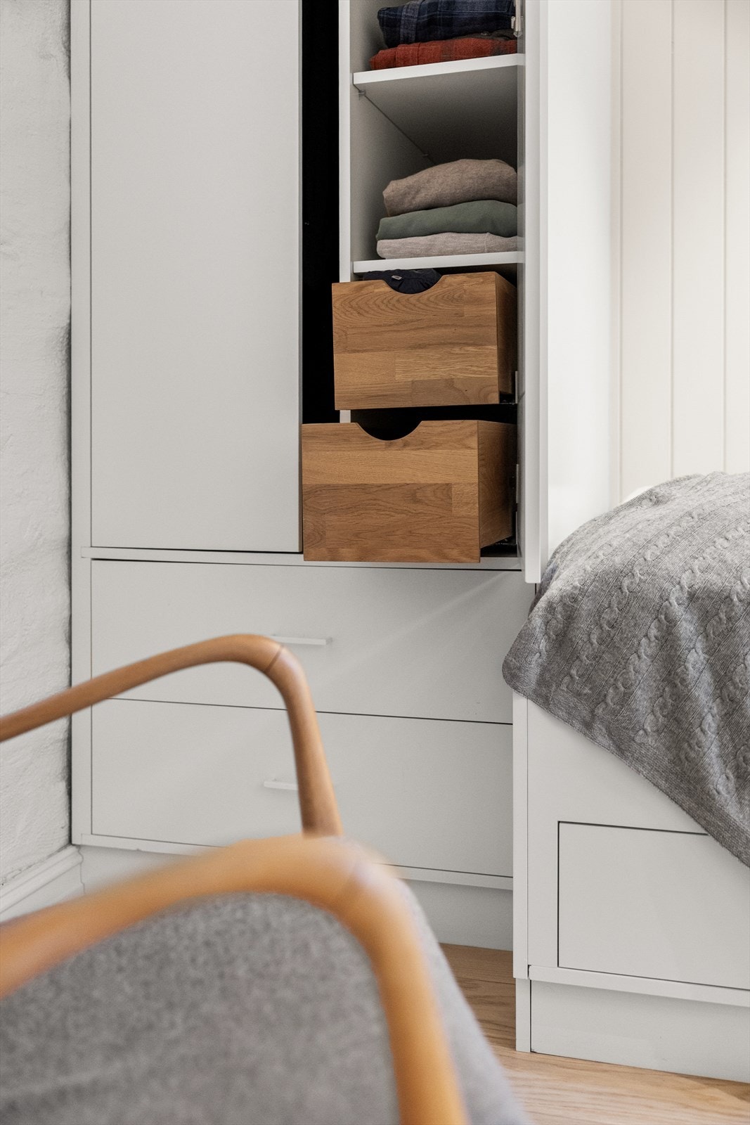 Garderoben har god dybde og bredde, og gjør det enkelt å holde orden på klær og eiendeler. Galleribilde