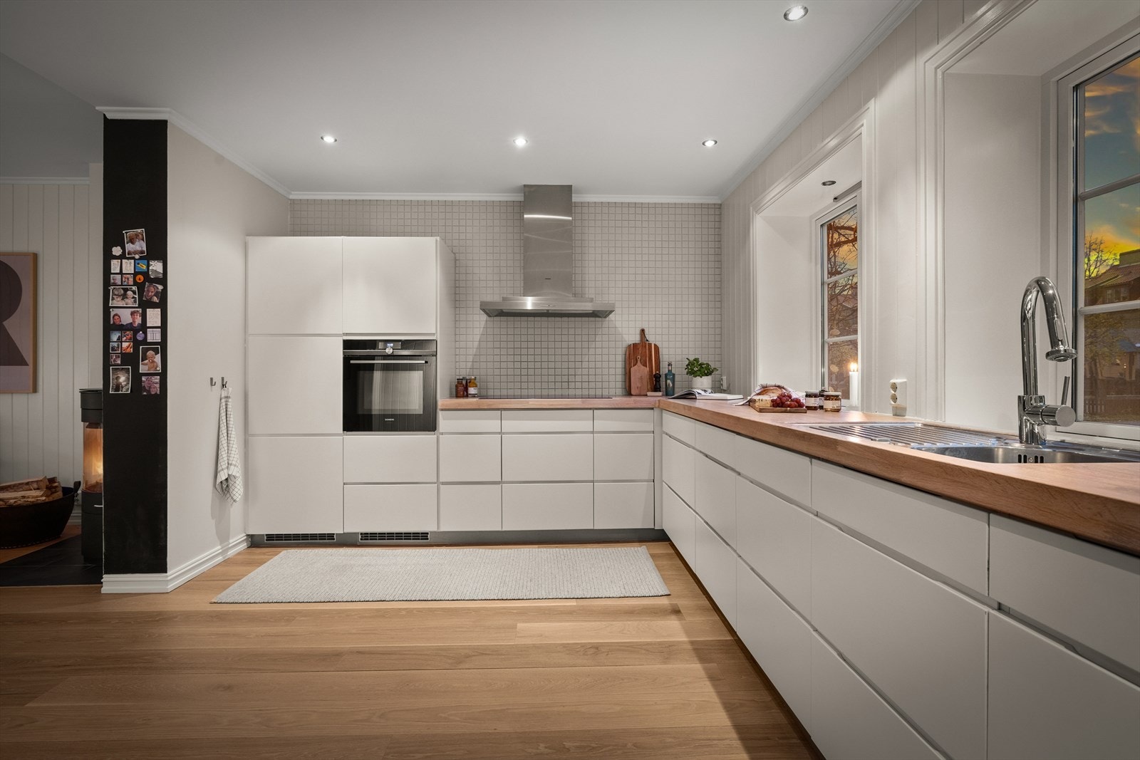 Når kvelden senker seg, får kjøkkenet en helt egen ro og varme. Galleribilde