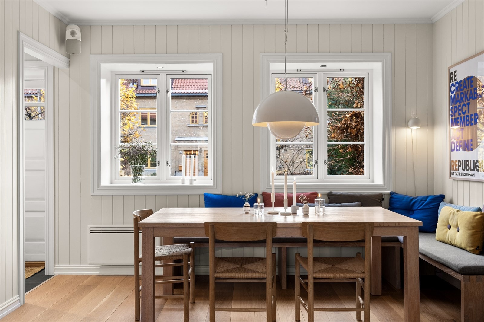 Den plassbygde sittegruppen utnytter plassen optimalt og skaper en naturlig ramme rundt bordet. Galleribilde