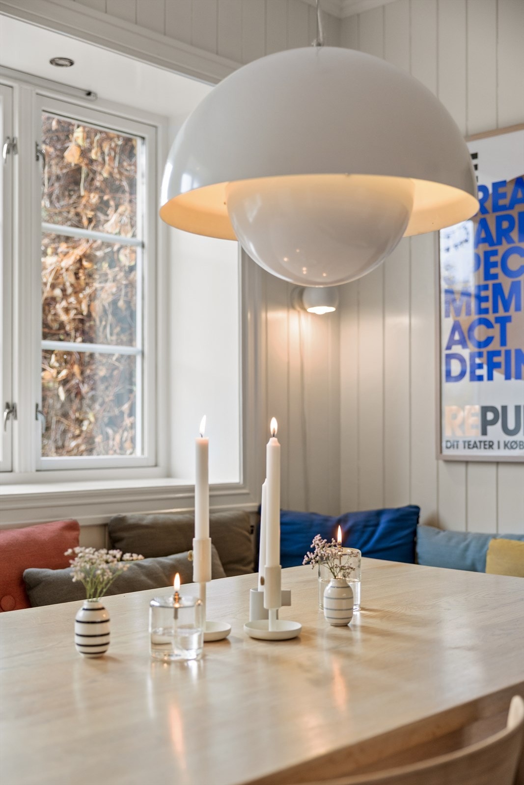 Her er det god plass til både hverdagsmåltider og større middager, og rommet fungerer svært godt når man ønsker å samle venner og familie til hyggelige lag. Galleribilde