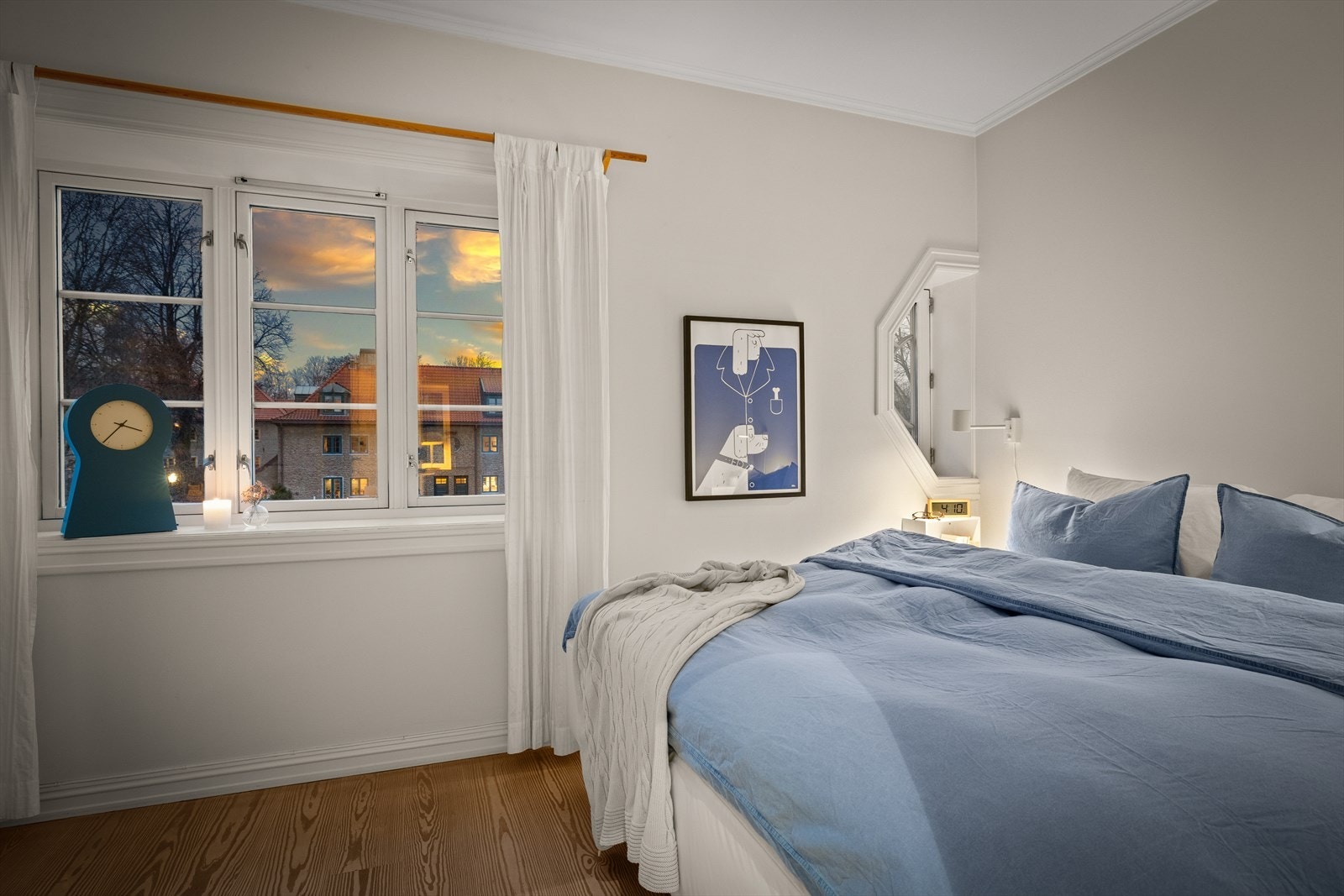 På kveldstid skaper det myke lyset utenfra en lun og avslappende stemning som gjør rommet til et naturlig sted å lande etter dagen. Galleribilde