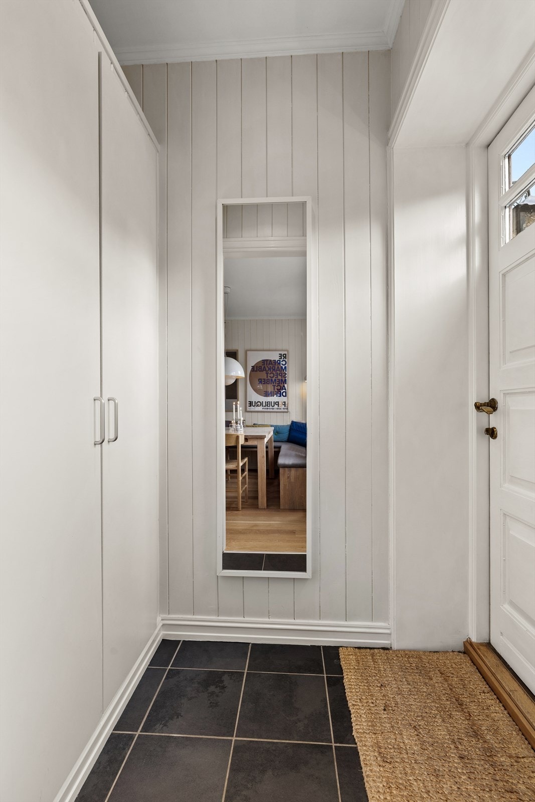 Fra spisestuen er det direkte utgang til hageparsellen på baksiden av boligen, noe som gjør det enkelt å åpne opp mellom inne- og uterom når man har gjester eller ønsker å nyte måltider ute. Det store skapet sikrer god plass til oppbevaring. Galleribilde