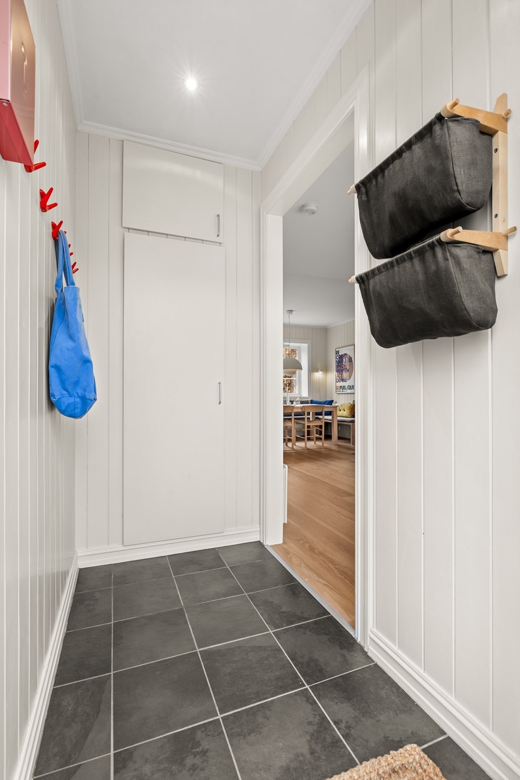 Entréen ønsker velkommen med en lys og ryddig atmosfære. Her er det gulvvarme, som gir ekstra komfort og et behagelig førsteinntrykk. Galleribilde