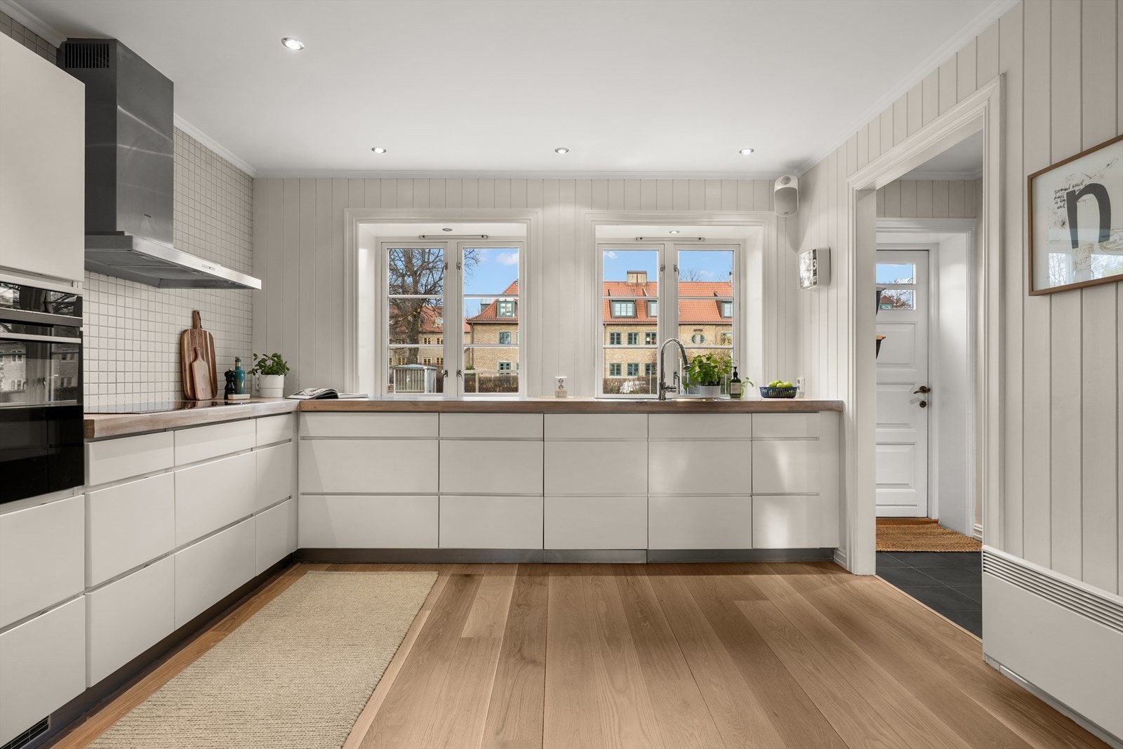 Kjøkkenet er fra KVIK og har et moderne, tidløst uttrykk med hvite fronter og benkeplate i eik. Galleribilde