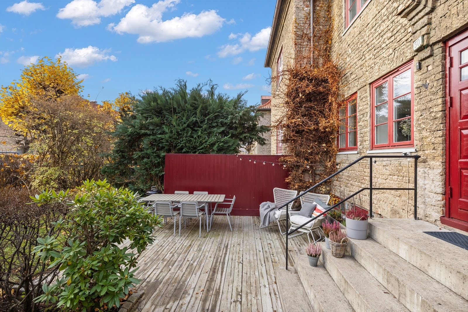 Den praktiske utformingen gjør det enkelt å flytte mellom inne- og utearealene, noe som særlig kommer til sin rett på varme sommerdager når måltidene ofte tas ute. Galleribilde