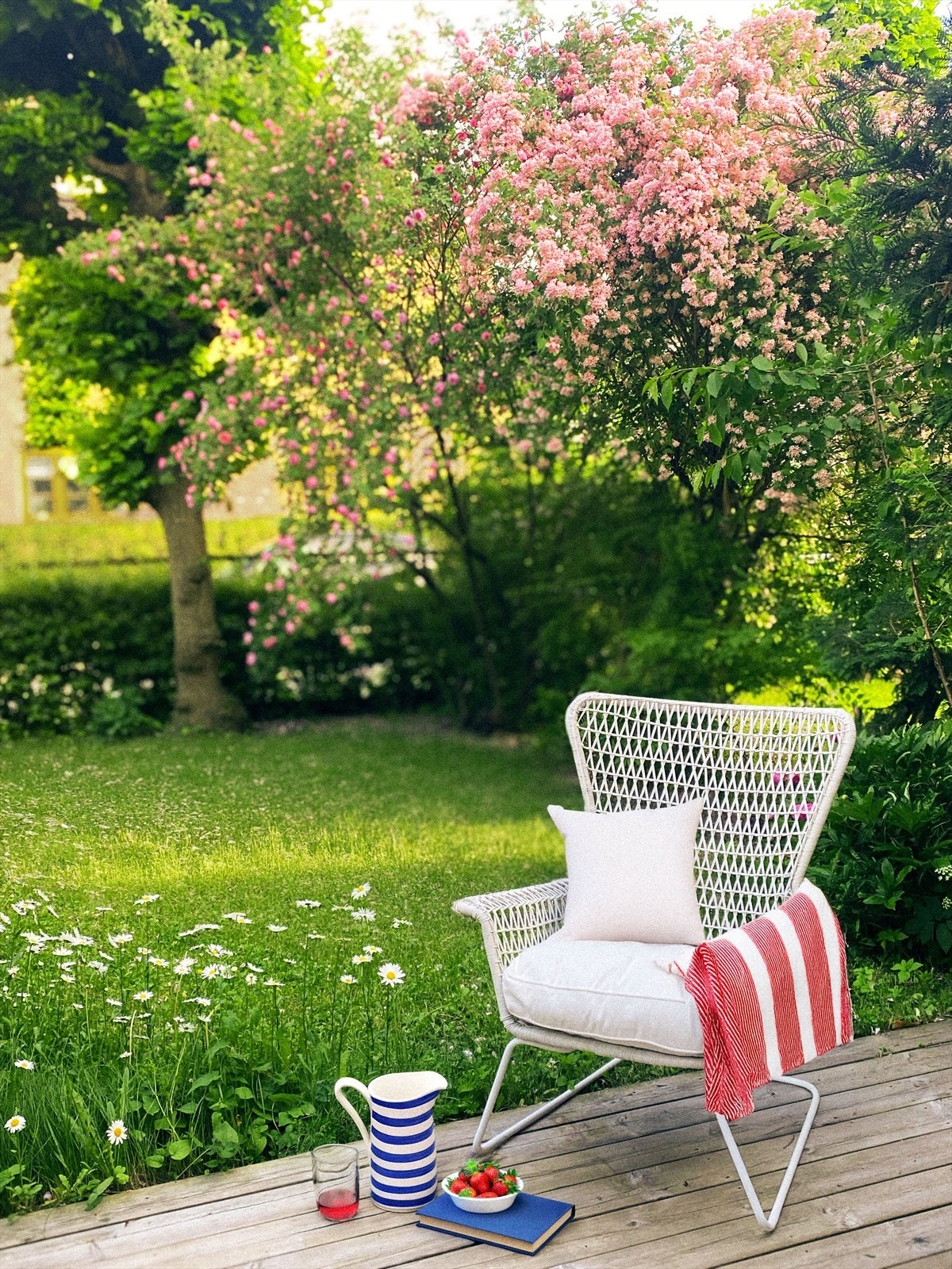 Det er også et barnevennlig og oversiktlig uteområde hvor de minste kan leke trygt mens de voksne sitter ved siden av. Bilde tatt av selger. Galleribilde