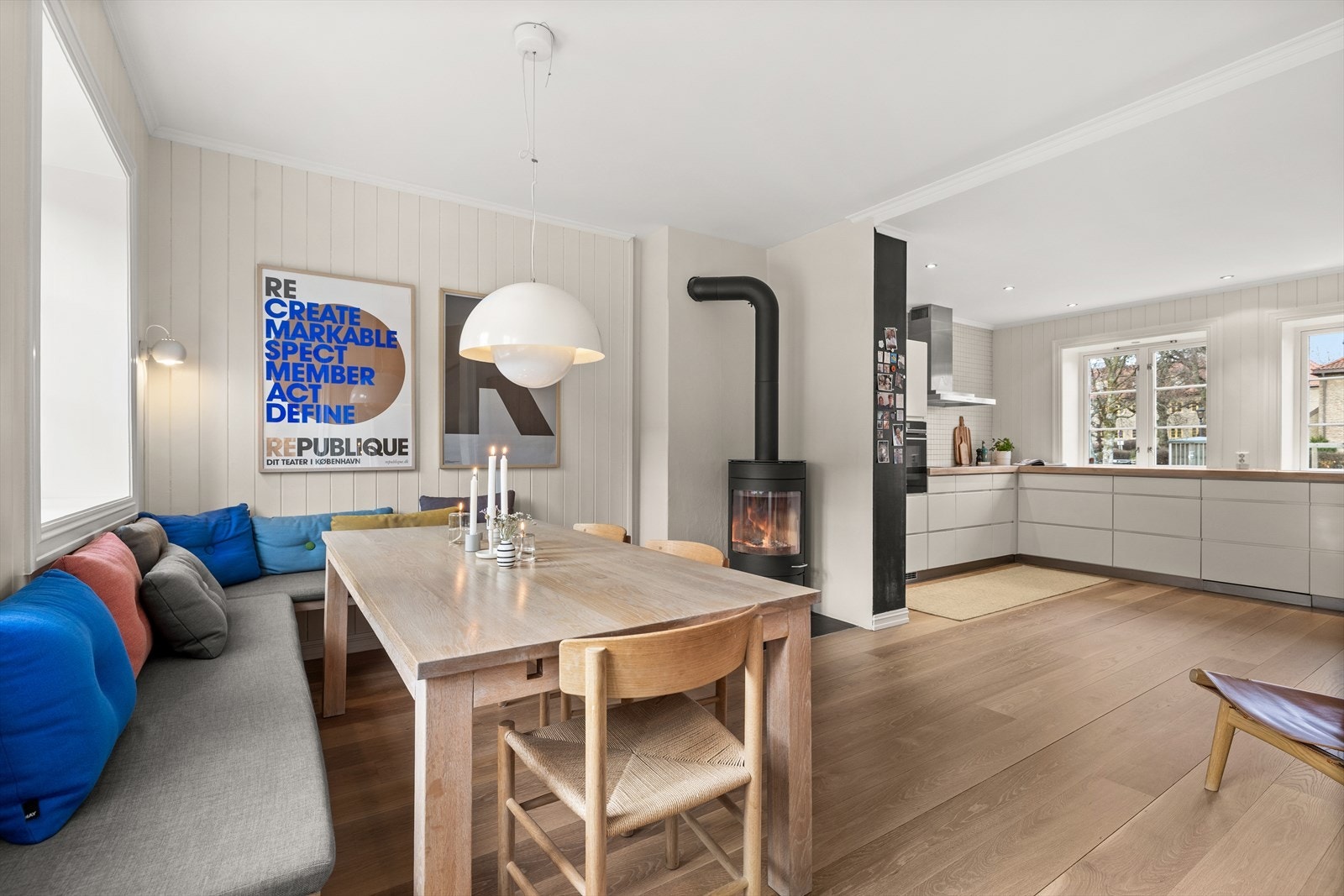 Den vedfyrte peisen i stuen er et av boligens naturlige midtpunkter og bidrar med både varme og karakter. Galleribilde