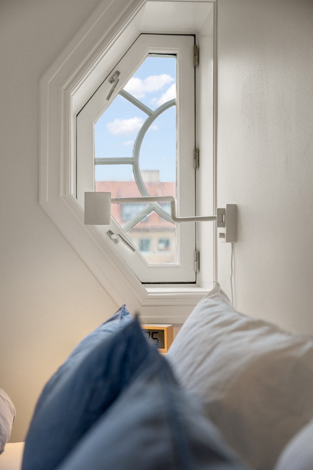 Det særpregede vinduet med klassiske sprosser tilfører rommet en vakker detalj, samtidig som det gir et stemningsfullt utsyn både morgen og kveld. Galleribilde