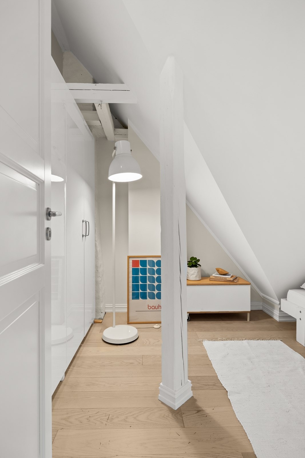 Det andre loftsrommet har en lun og harmonisk atmosfære, skapt av de flotte skråtakene og rommets pene linjer. Galleribilde