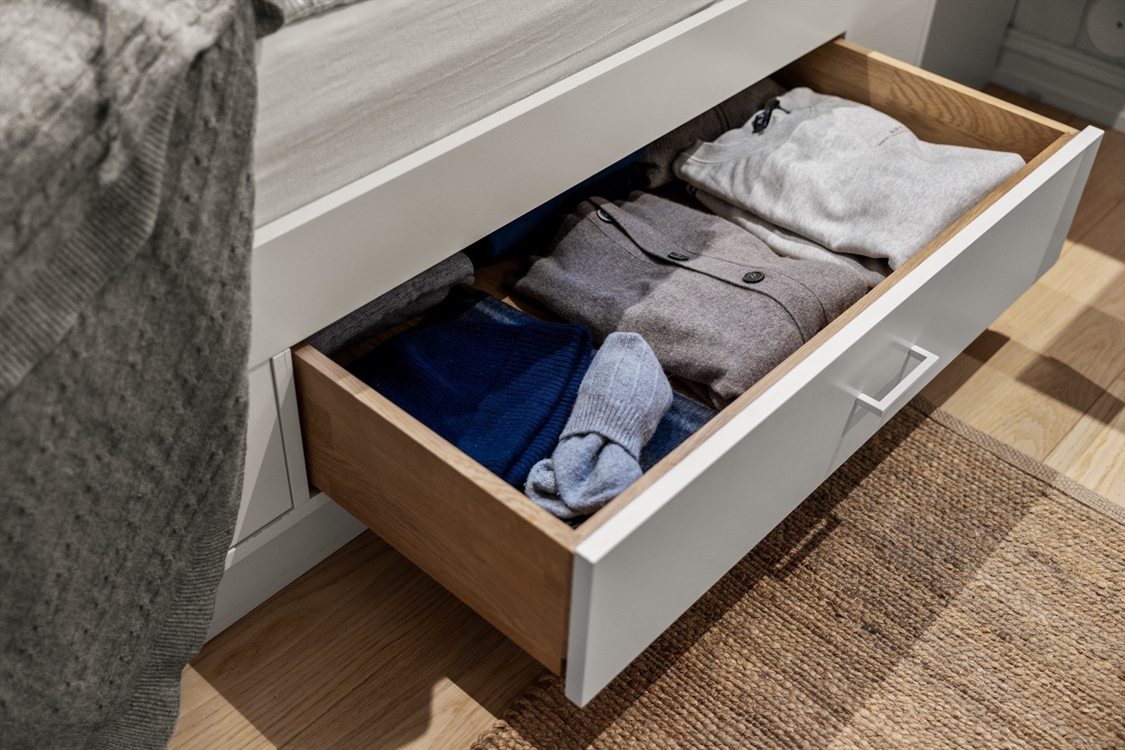 Kombinasjonen av seng med integrert oppbevaring og en stor garderobe gjør rommet svært anvendelig. Galleribilde