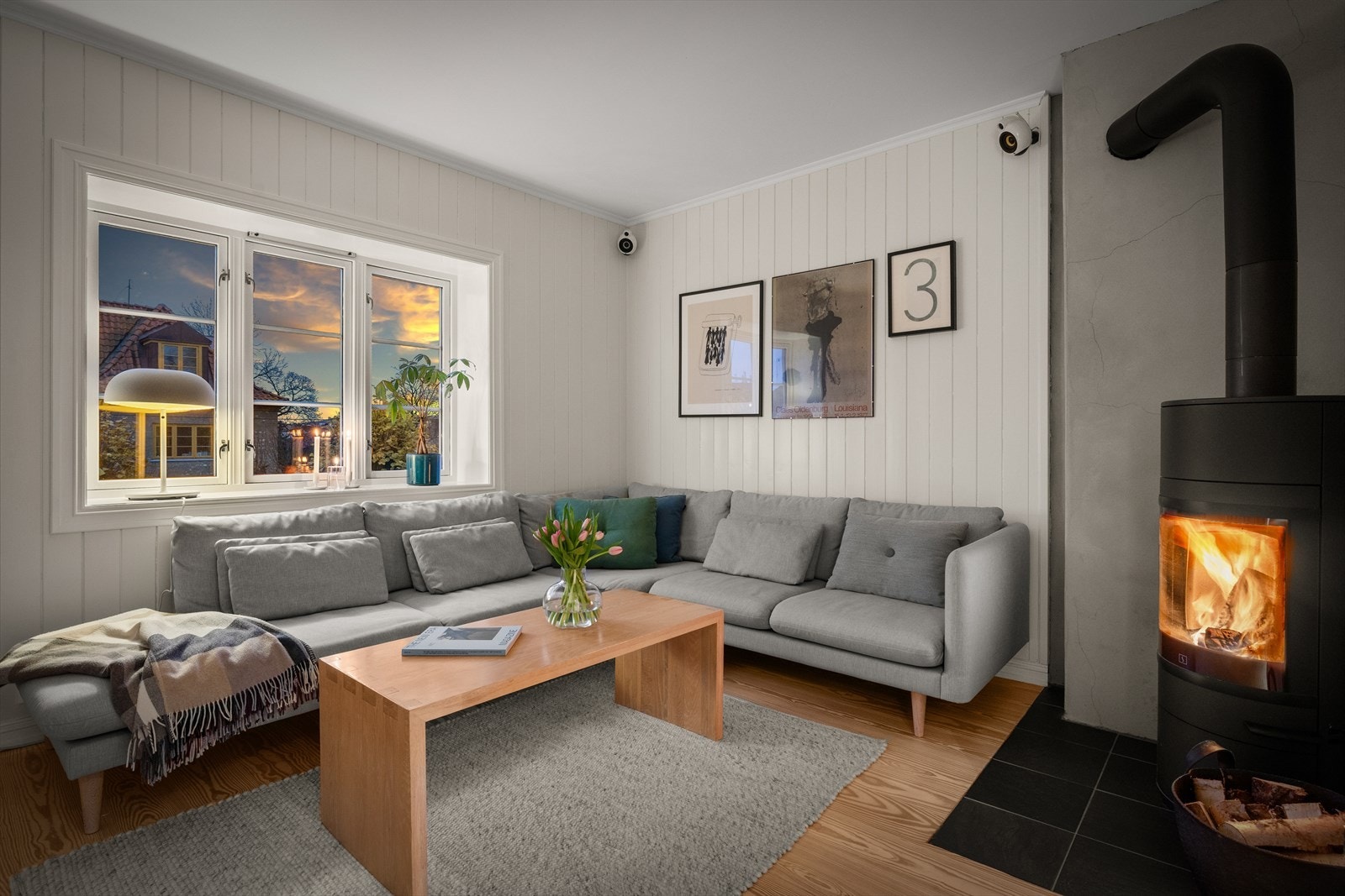 Når kvelden senker seg, blir stuen et rolig og behagelig tilfluktssted. Galleribilde