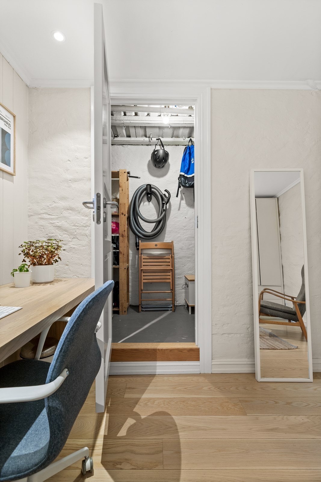 Fra rommet har man tilgang på en svært praktisk bod som gir plass til oppbevaring av utstyr, sesongartikler og ting du ikke trenger fremme i hverdagen. Galleribilde