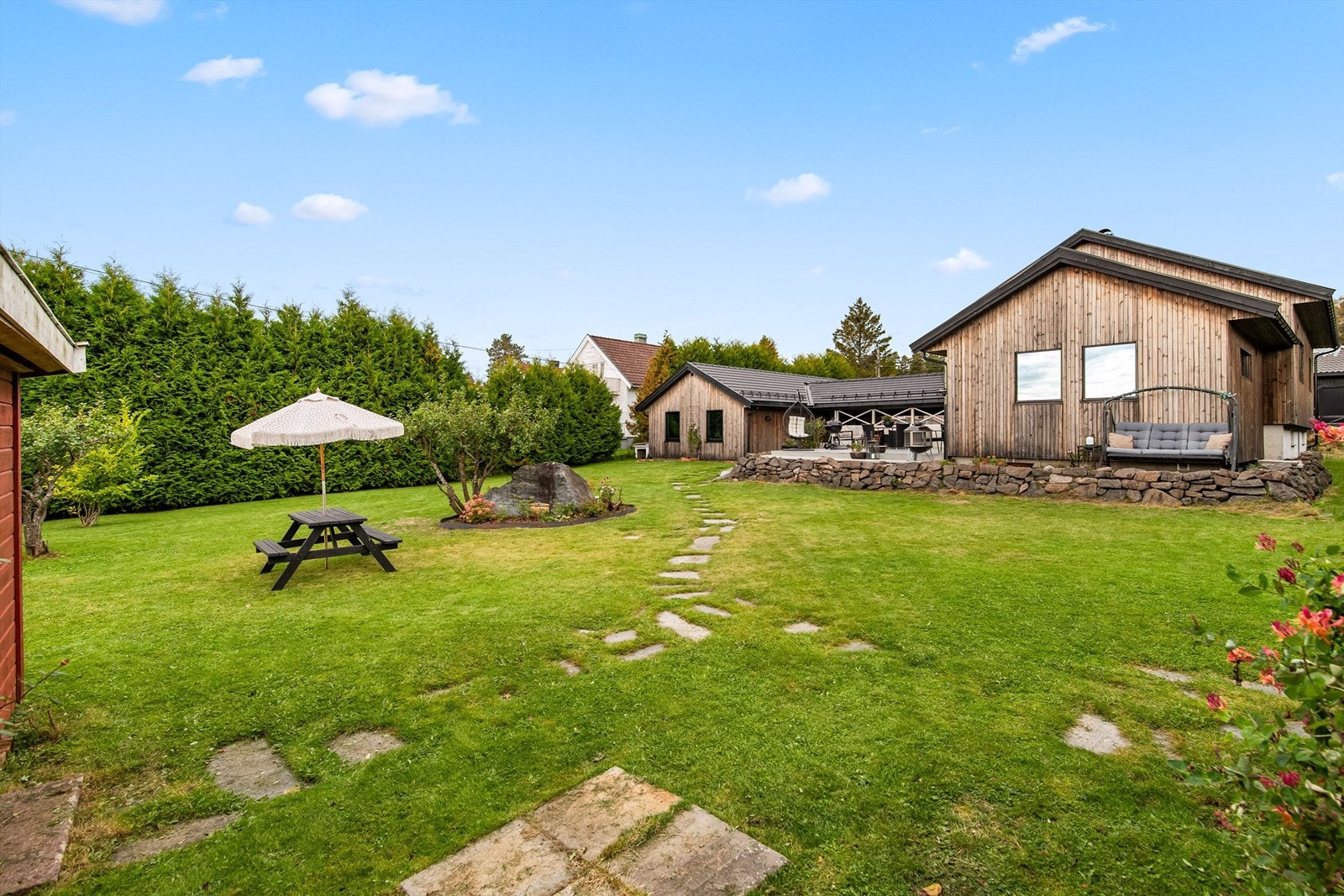 Fin hage med god boltreplass Galleribilde