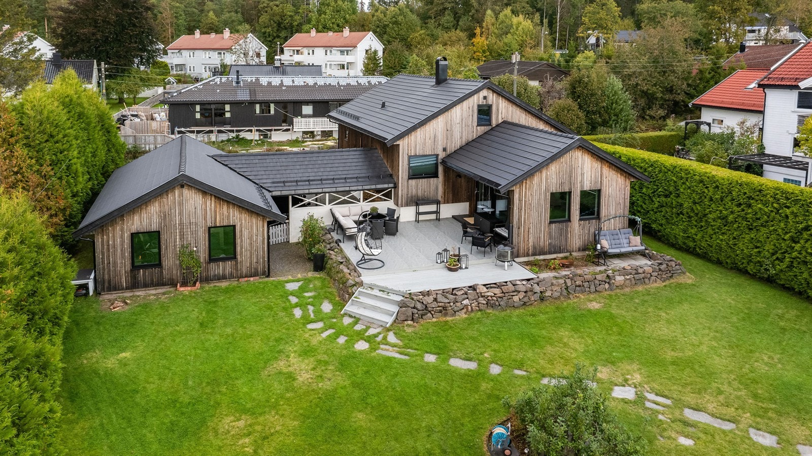 Velkommen til denne stilige familieboligen med stor, usjenert tomt! Galleribilde