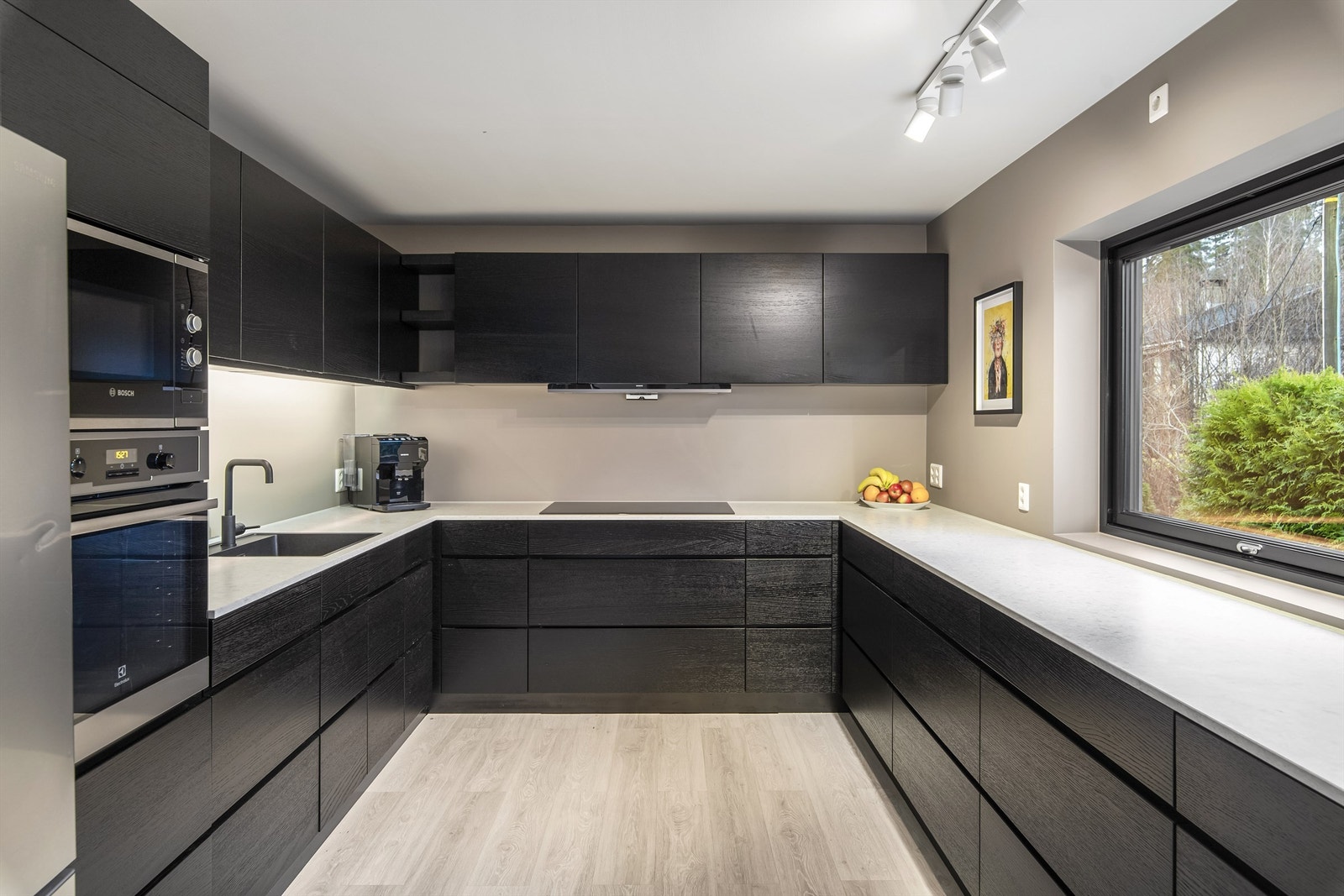 Mye skap og benkeplass på kjøkkenet Galleribilde