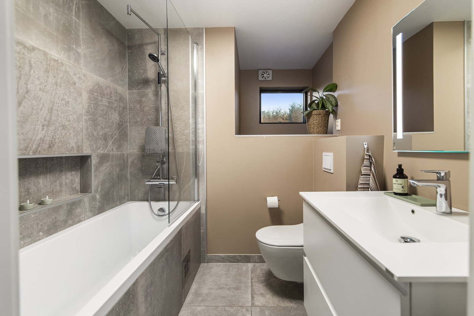 Bad nr 2 i hovedetasjen Galleribilde