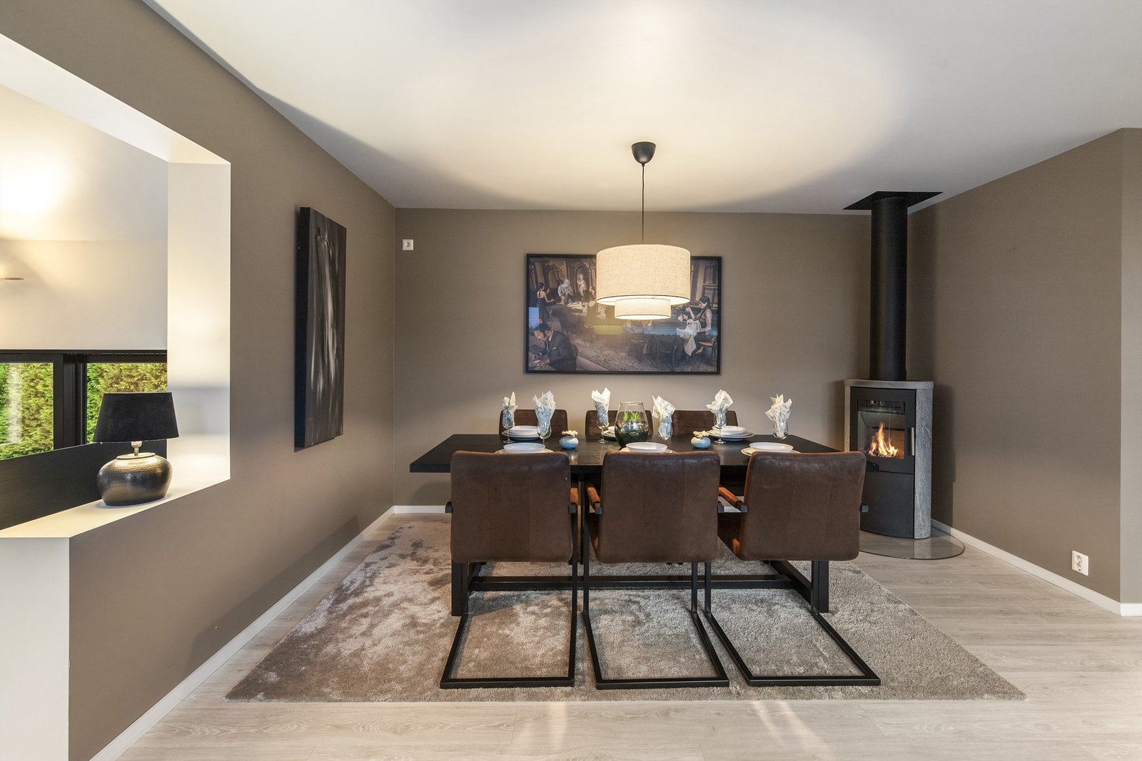 Hyggelig spiseplass med peisovn Galleribilde