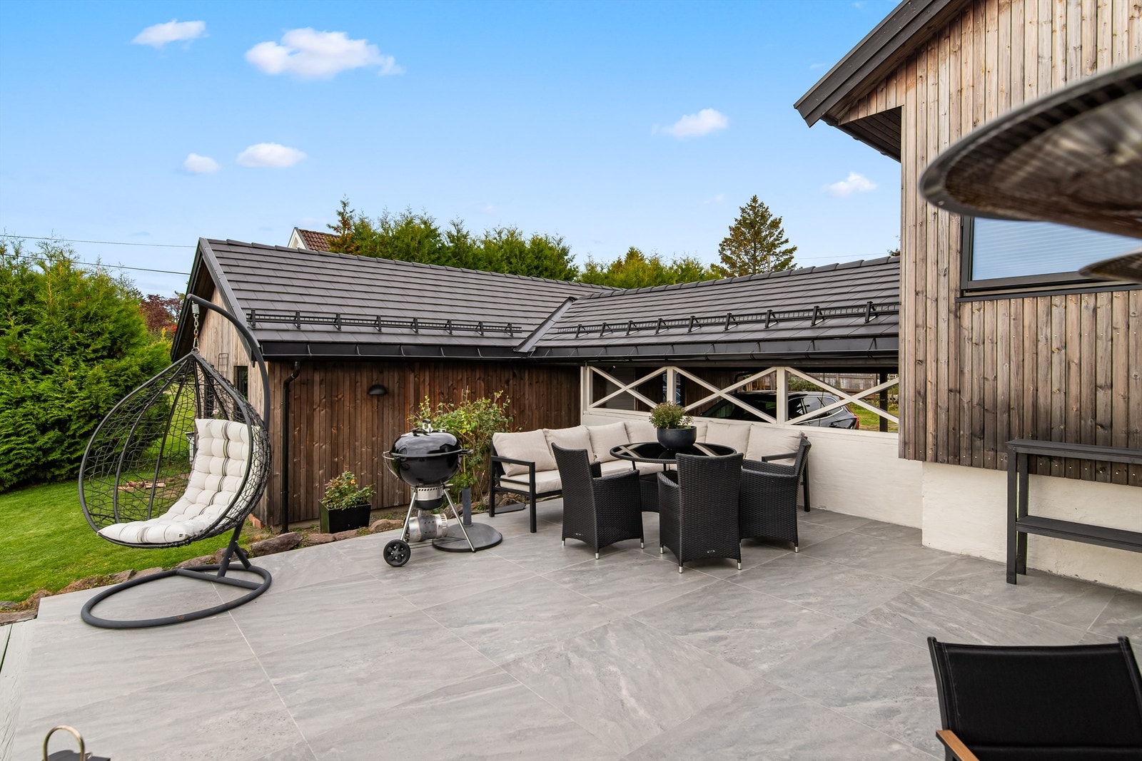 Stor, flislagt uteplass med meget gode solforhold Galleribilde