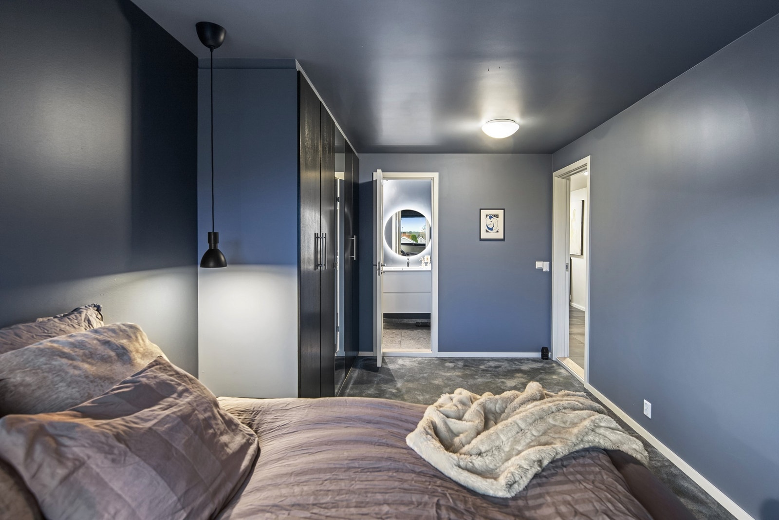 Det er eget bad i tilknytning til hovedsoverommet Galleribilde