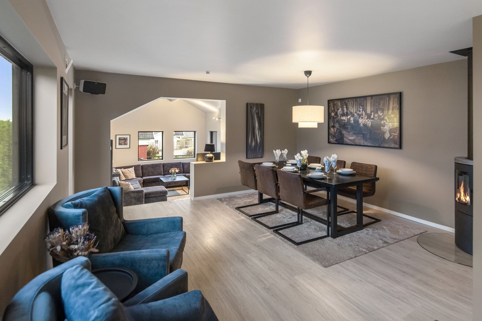 Stue, spisestue og kjøkkenet henger sammen og gir en god romfølelse Galleribilde