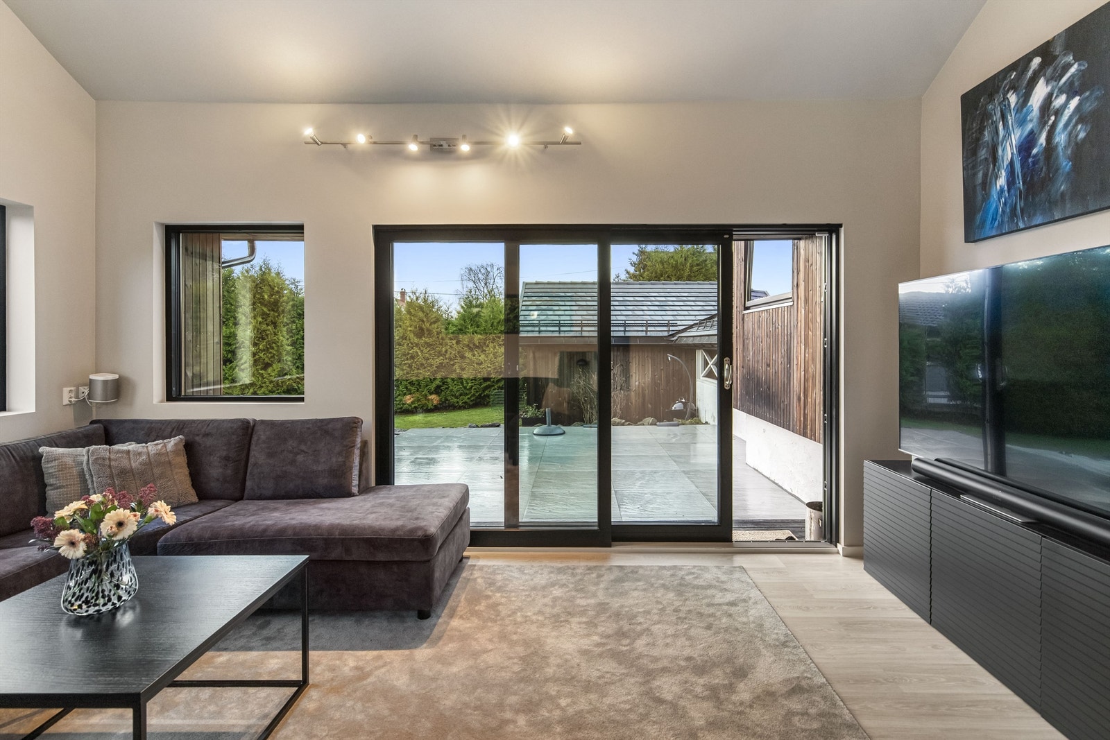 Stue med adkomst til den store uteplassen Galleribilde