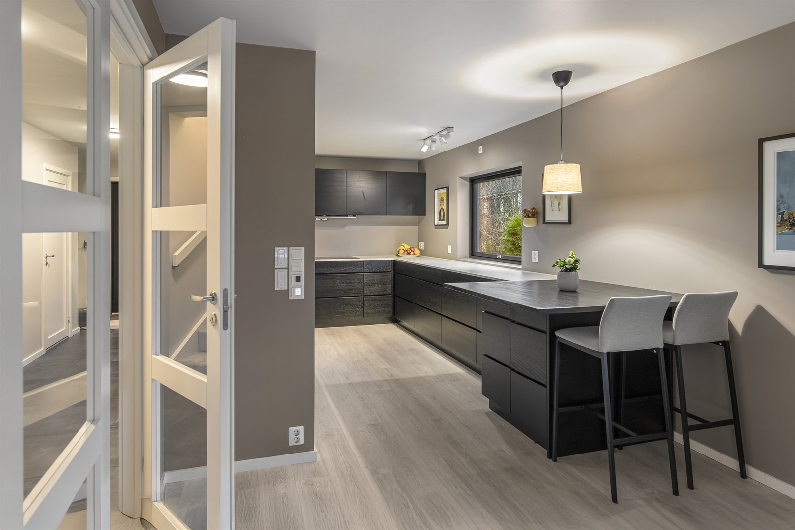 Råstilig Kvikk kjøkken med mye skap og benkeplass Galleribilde