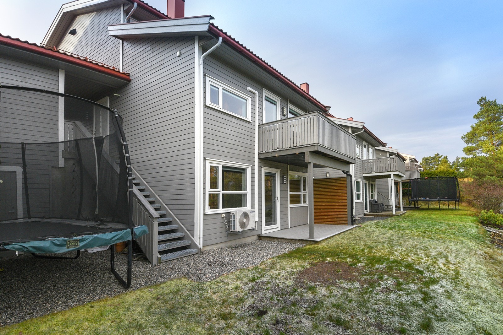 Boligen har en hageflekk på baksiden, ideell for lek og uteaktiviteter. Galleribilde