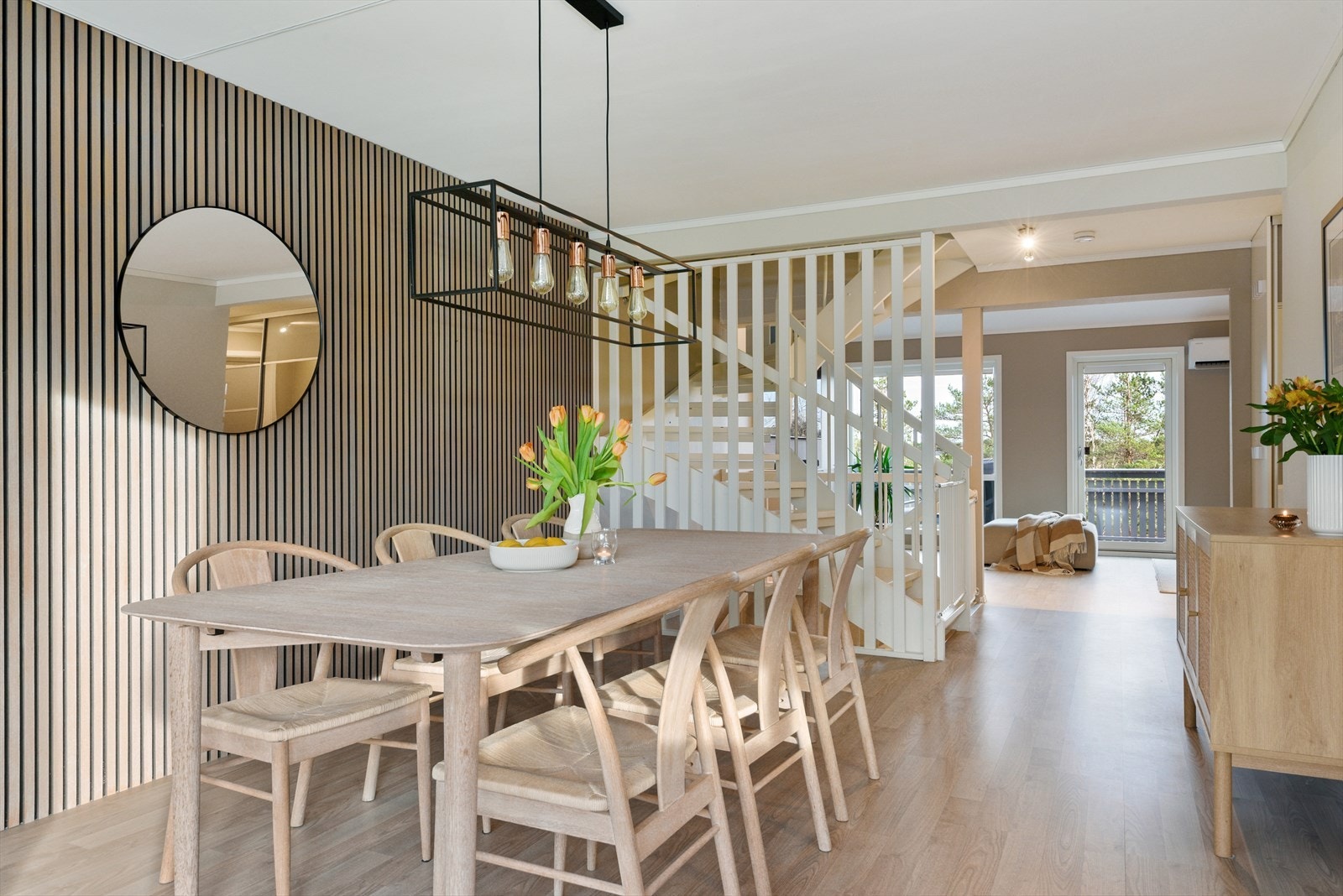 Den åpne løsningen gir en god forbindelse mellom spiseplass, stue og kjøkken. Galleribilde