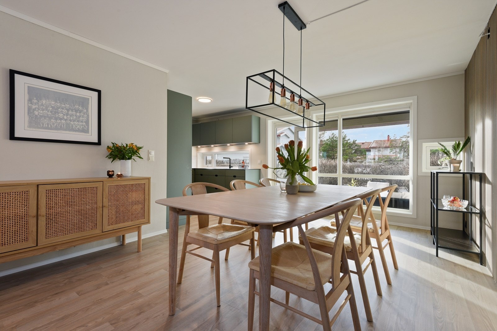 Her kan du flytte rett inn i en velholdt bolig fra 2007 med en gjennomtenkt, familievennlig planløsning fordelt over tre etasjer. Galleribilde