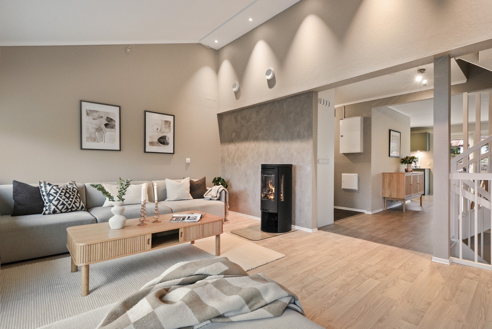 Stue og kjøkken danner hoveddelen av etasjen og byr på en åpen og lys planløsning. Galleribilde