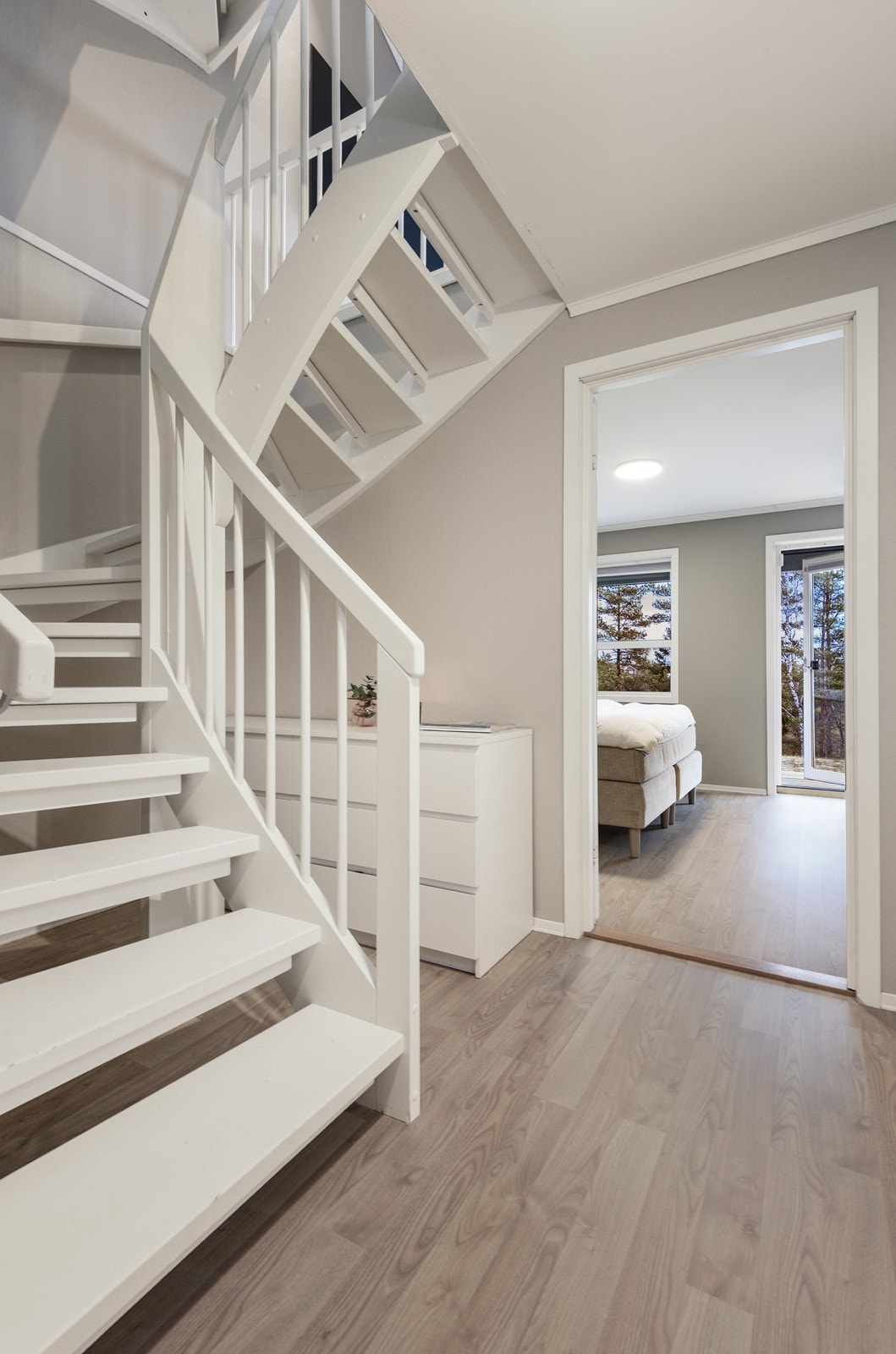 Åpen trapp binder etasjene sammen. Galleribilde