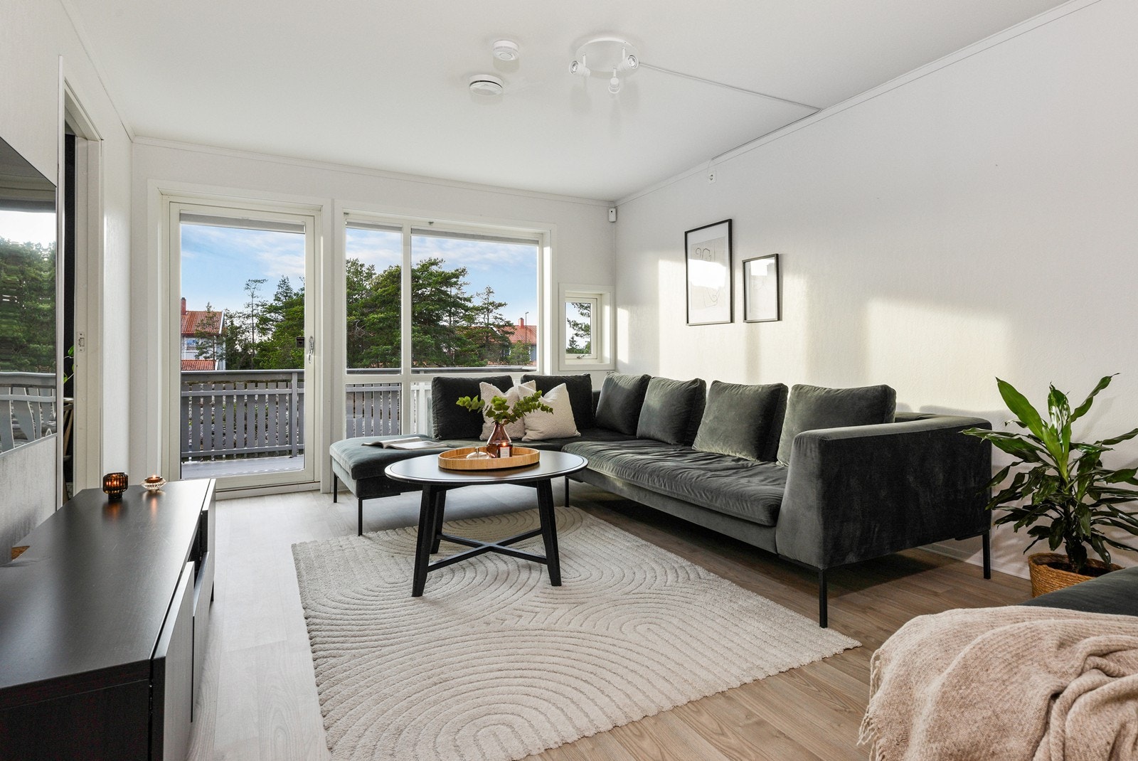 Her møtes du av en lys TV-stue, perfekt som en egen sone for barna, gjester eller et mer tilbaketrukket oppholdsrom. Galleribilde