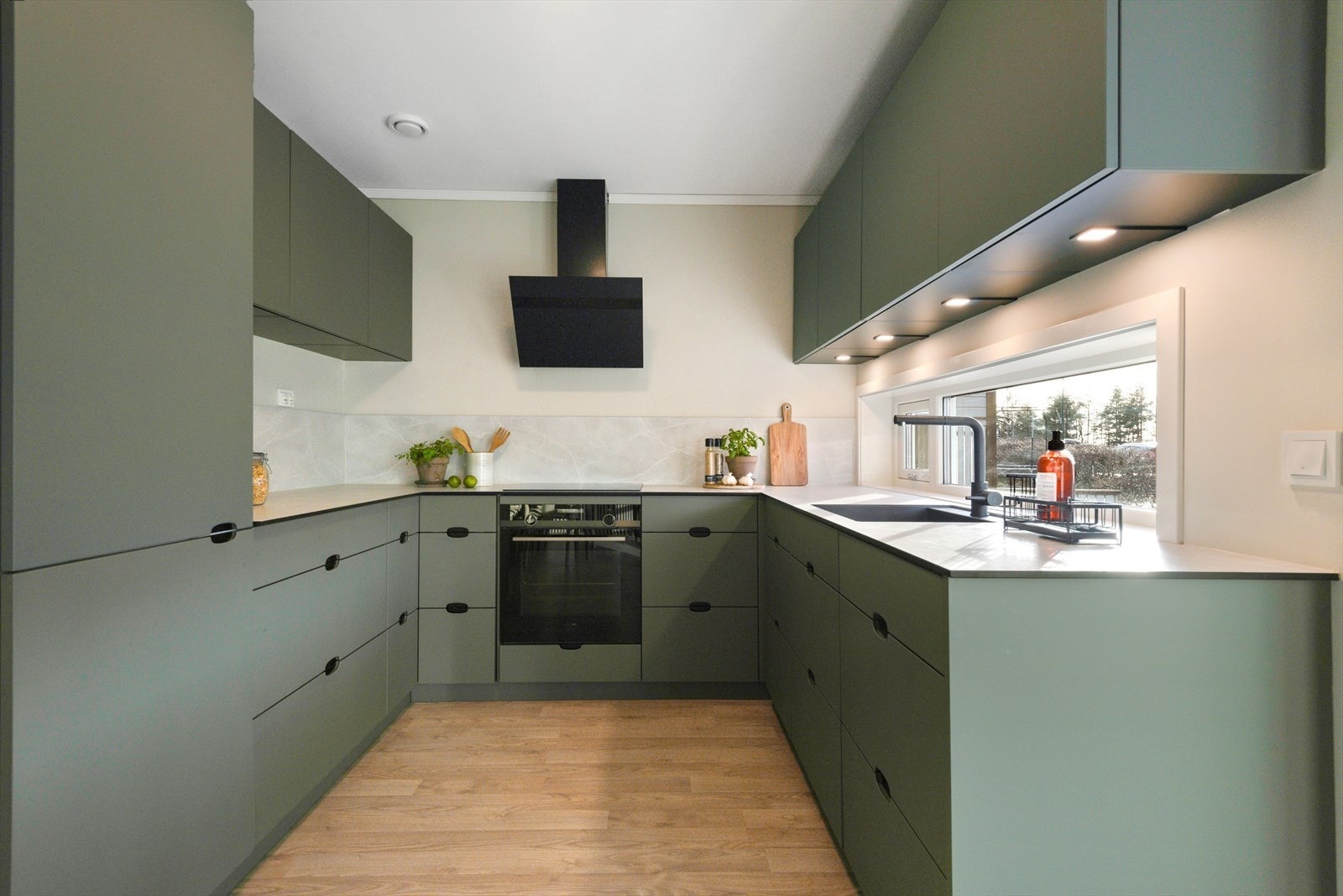 Integrerte hvitevarer består av stekeovn, platetopp, oppvaskmaskin og kjøleskap. De avlange vinduene gir godt med lys, og det er montert praktisk belysning under overskapene. Galleribilde