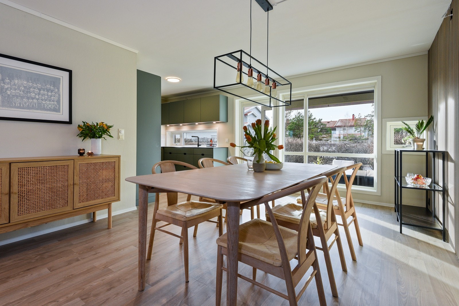 Ved kjøkkenet er det god plass til et stort spisebord. Galleribilde