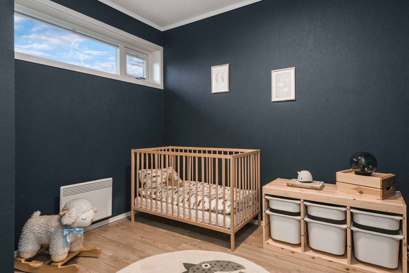 De mørkere veggtonene gir et lunt preg, og rommene passer like godt som barnerom, gjesterom eller hjemmekontor. Galleribilde