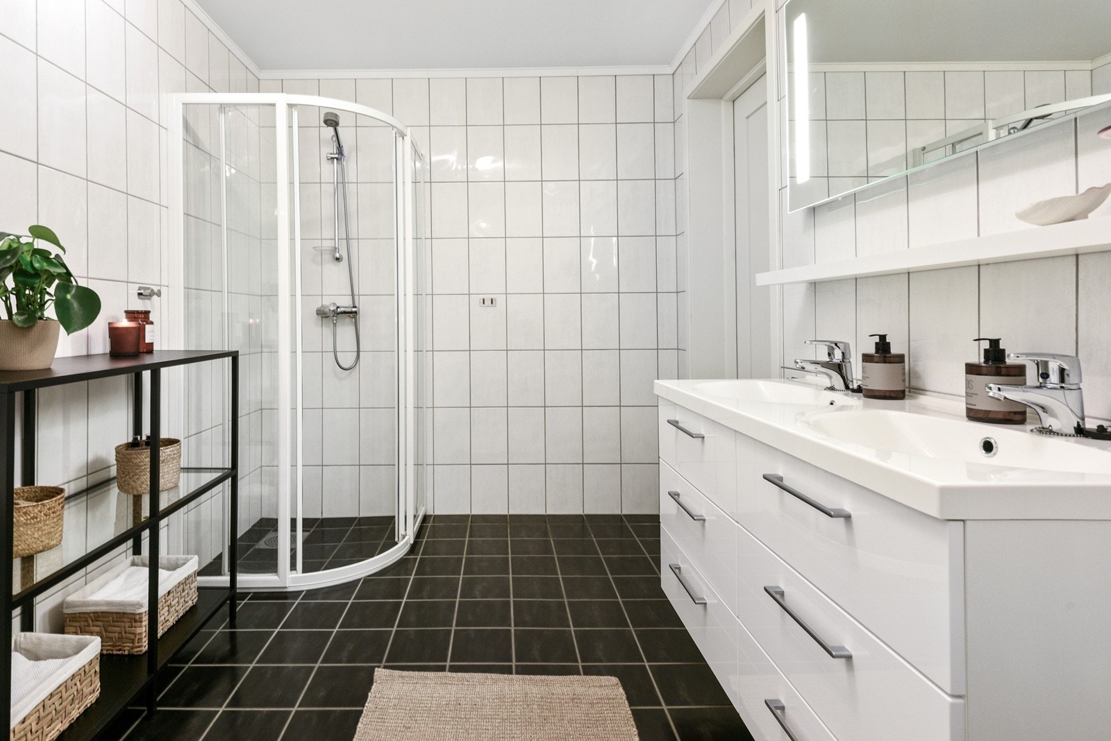 I tillegg er det dusjhjørne med kabinettdører. Galleribilde