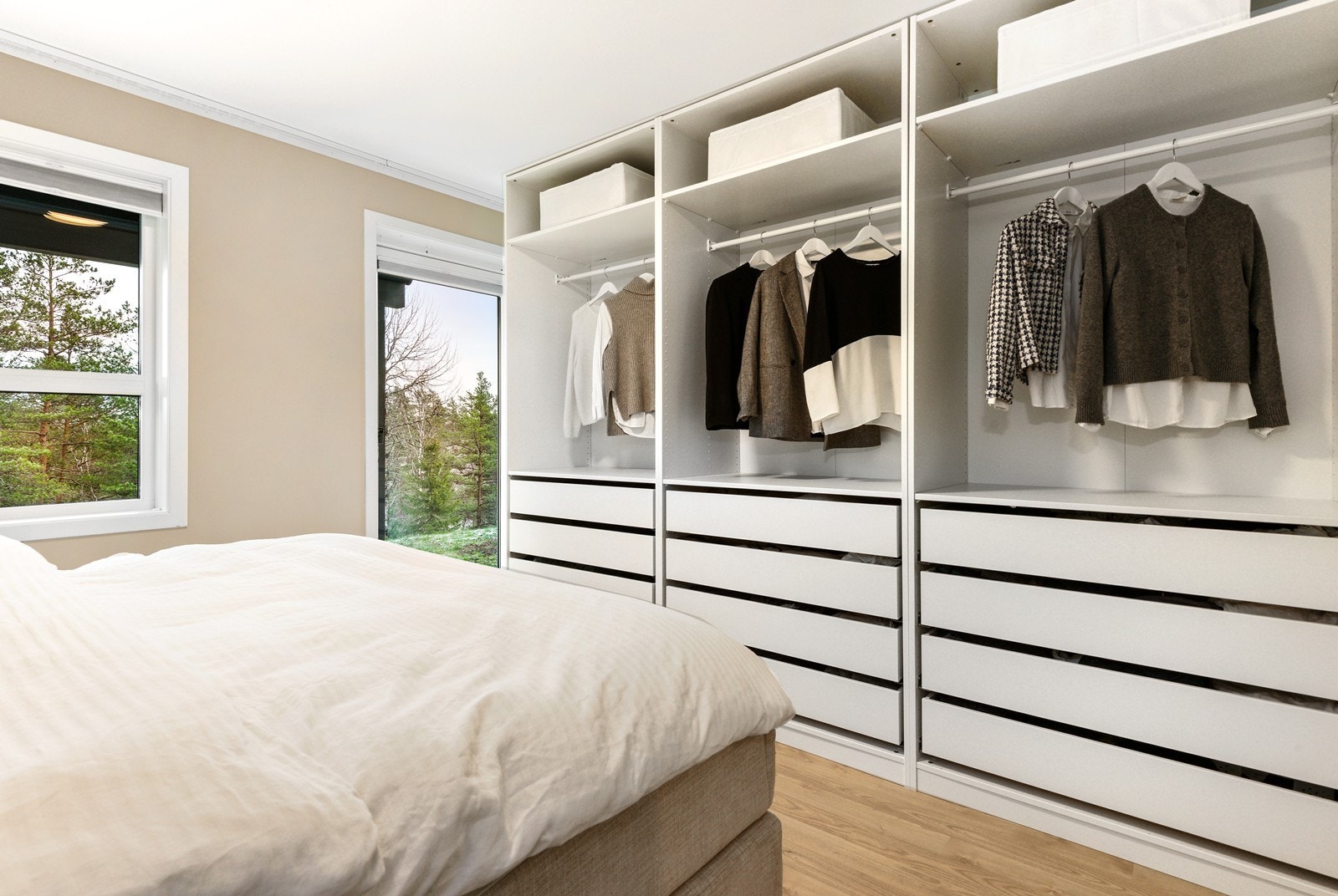 Herfra leder en terrassedør ut til en terrasse på 7 kvm, med videre adkomst til en skjermet hageflekk. Galleribilde