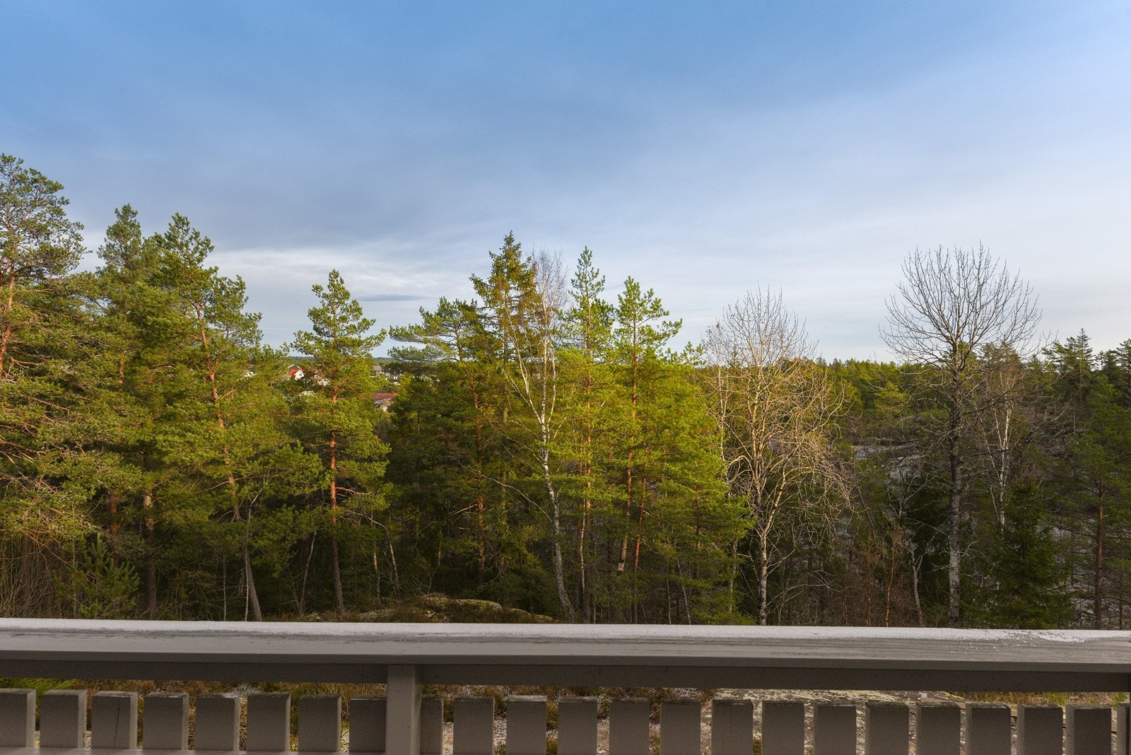 Fra stuen har du utgang til veranda på 9 kvm, her sitter du med hyggelig utsyn mot grønne omgivelser. Galleribilde