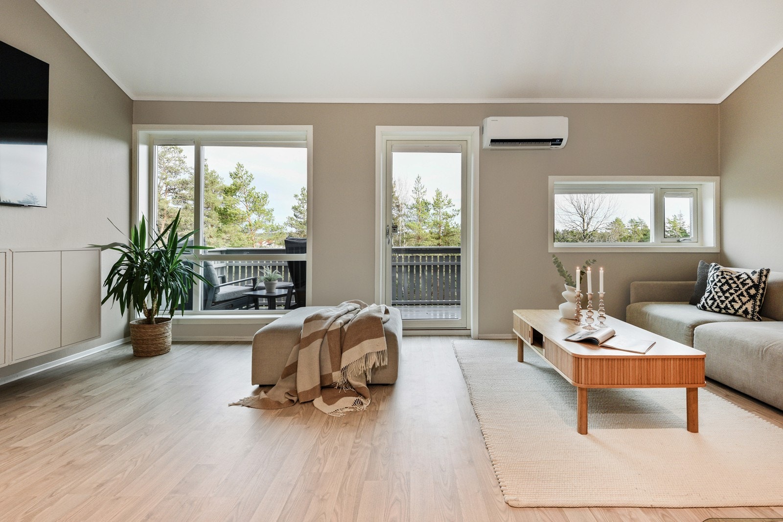 Fra stuedelen er det utgang til verandaen på baksiden av boligen. Det er også montert varmepumpe fra 2022. Galleribilde