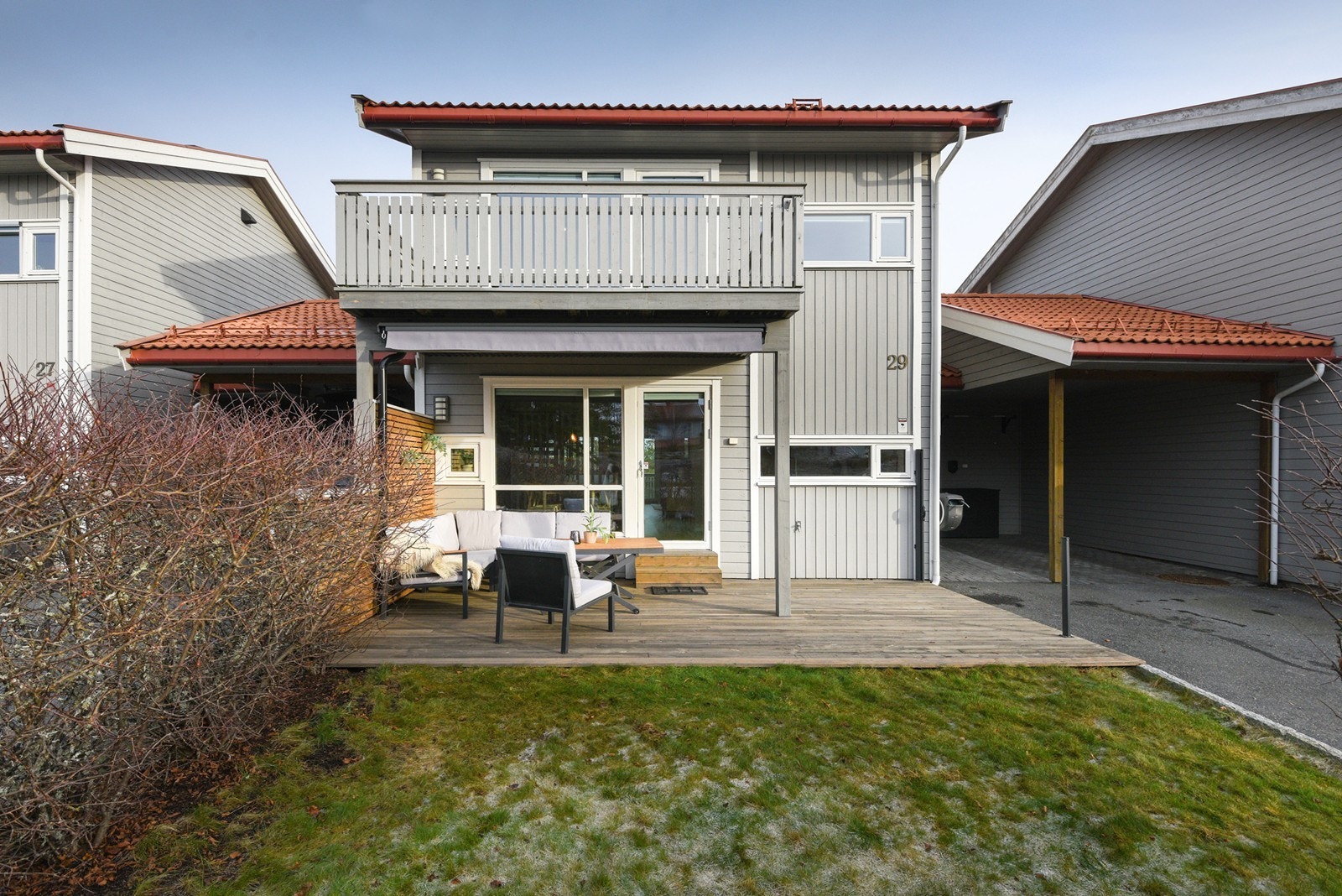 Parkering gjøres enkelt i carport, hvor det også er montert elbillader. Galleribilde