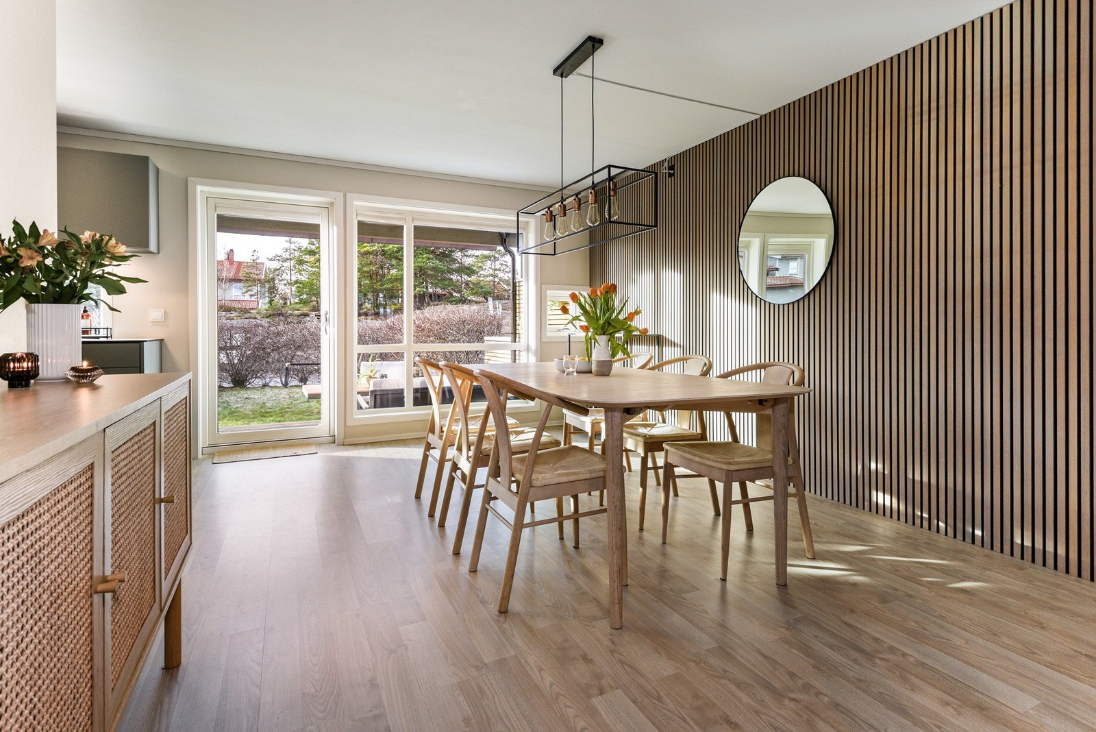 Rommet har en moderne spilevegg, og en terrassedør gir direkte adkomst til en hyggelig uteplass på fremsiden. Galleribilde