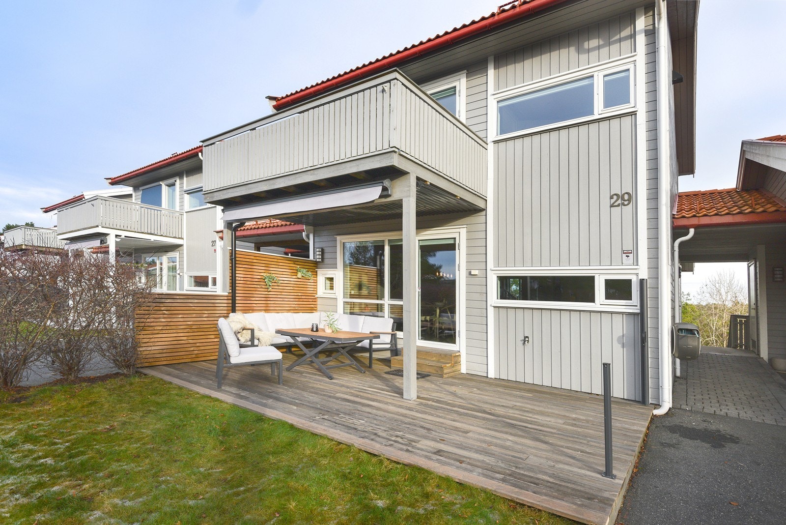 Boligen byr på flere solrike uteplasser på begge sider av huset, med totalt 45 kvm uteareal å boltre seg på. Galleribilde