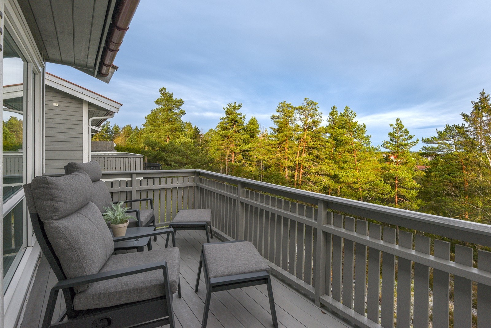 Her kan du nyte morgensolen i rolige omgivelser. Galleribilde