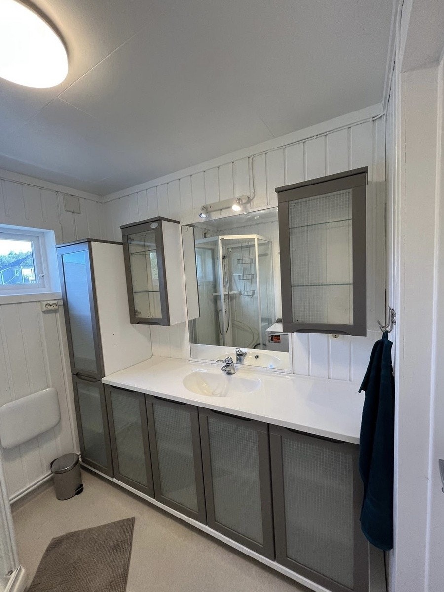 Romslig bad med mye oppbevaringsplass Galleribilde