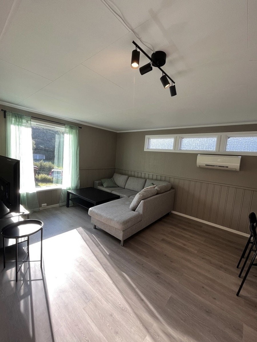 Stor stue med 55" TV, sofa og spisebord Galleribilde