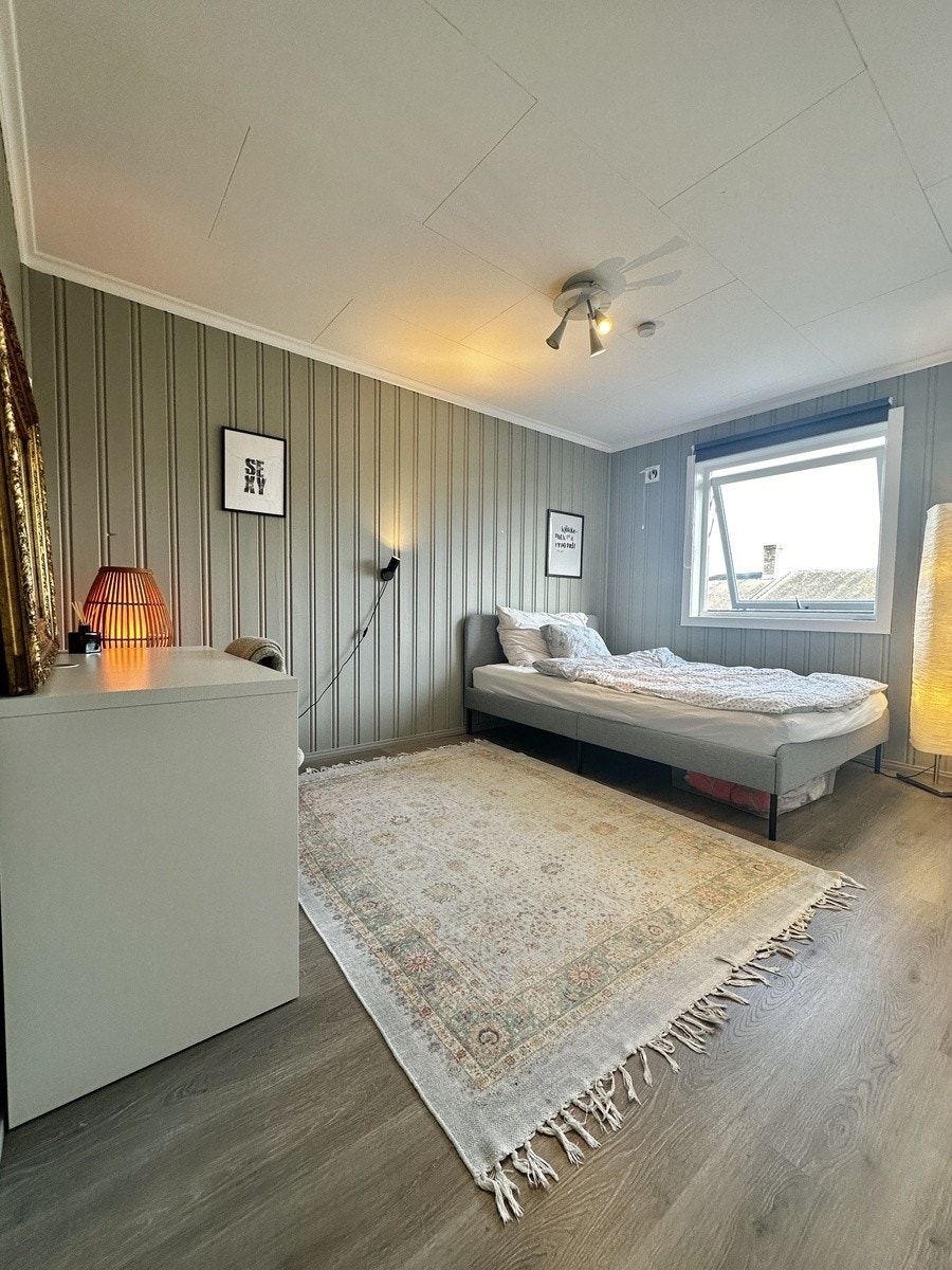 Romslig rom med dagslys Galleribilde